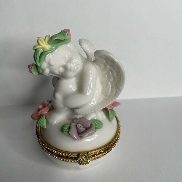 Lovely White Ceramic Cherub Angel Hinged Trinket Box w/ Pink Roses Flower Crown - Picture 11 of 13